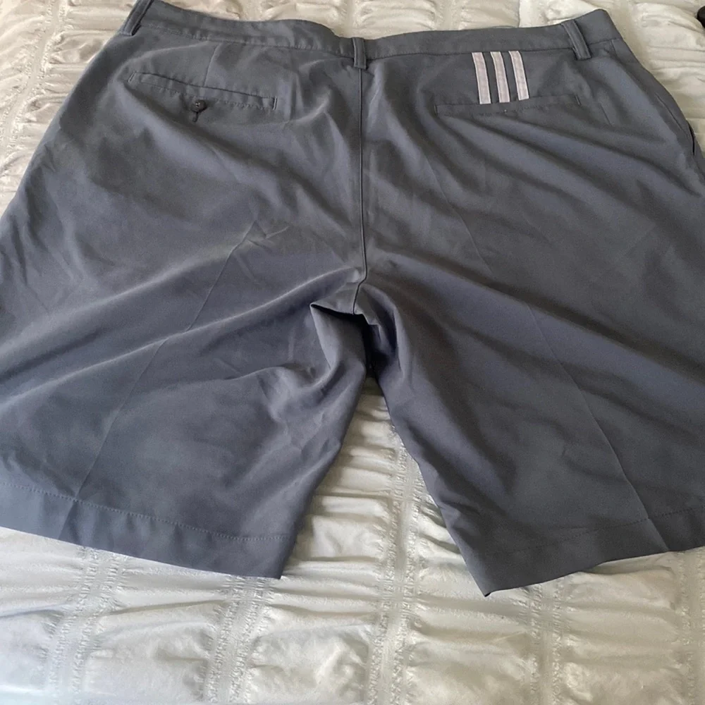 Adidas men knee  golf shorts. - Picture 2 of 3